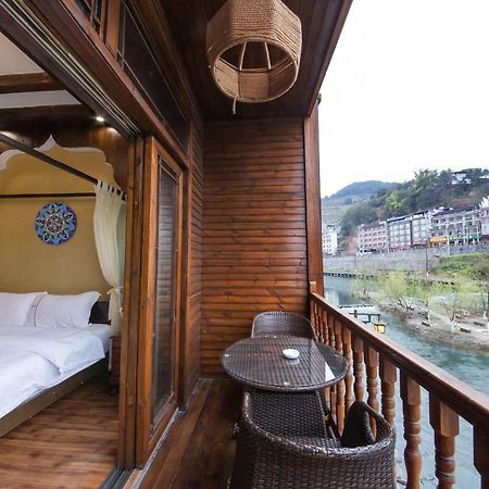 Flower Time Inn เฟิ่งหวง ภายนอก รูปภาพ